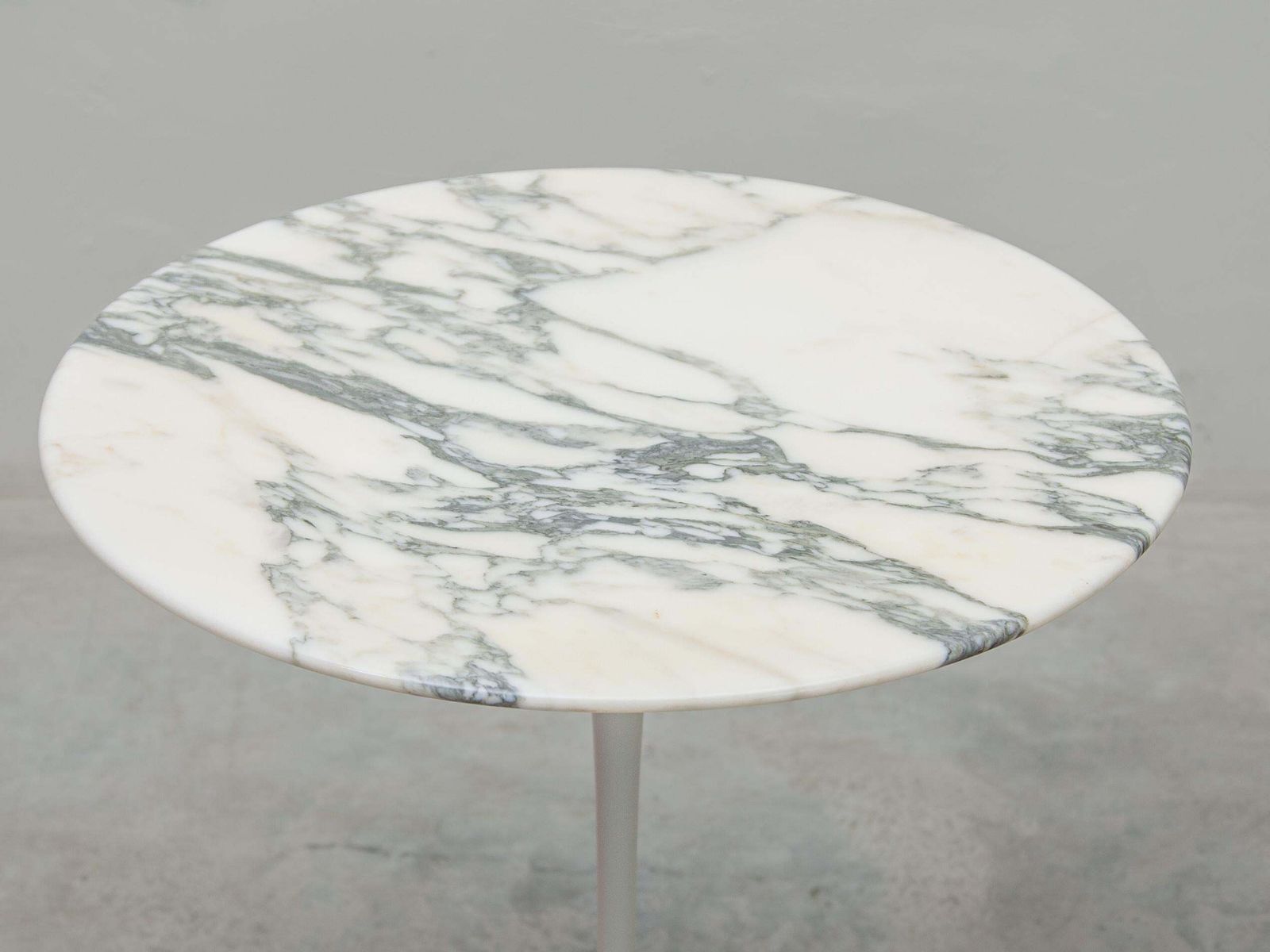 Set Of Two "Tulip" Marble Top Saarinen Side Tables For Knoll, 1970s photo vinterior