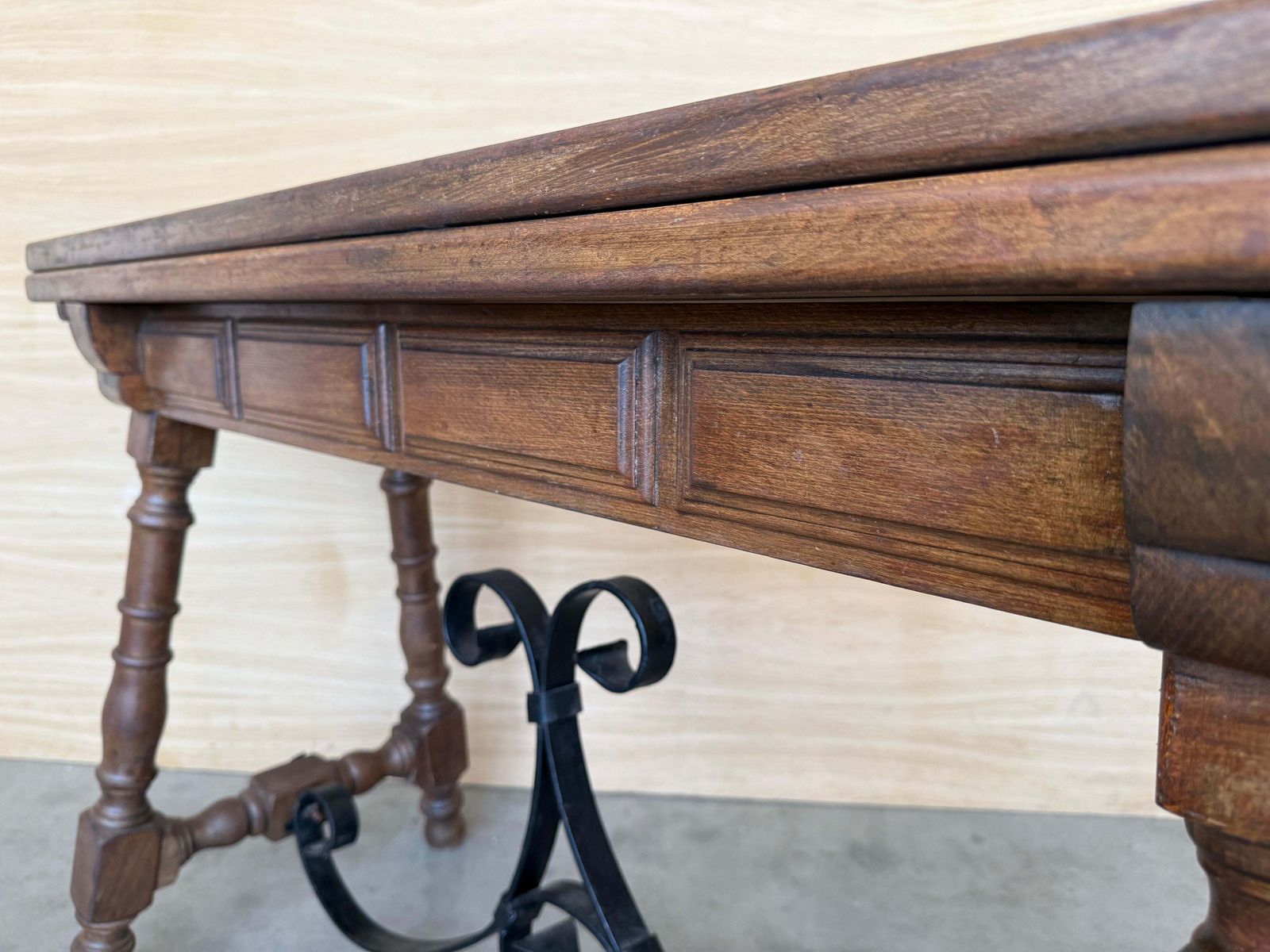 Table console espagnole du XXe siècle à abattant, avec entretoise en bois photo vinterior