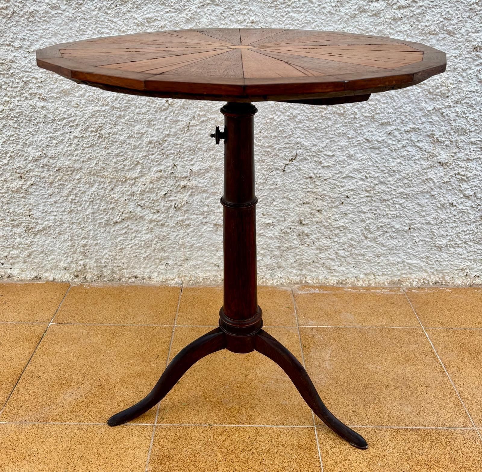 Table d'appoint française ronde pivotante en noyer, début du XXe siècle, années 1940 photo furniture