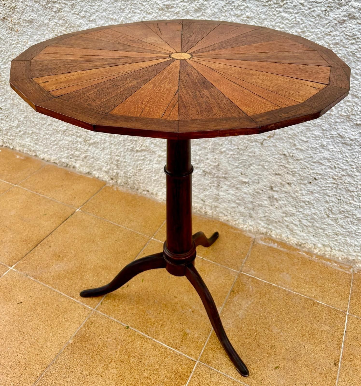 Table d'appoint française ronde pivotante en noyer, début du XXe siècle, années 1940 photo Mobilier