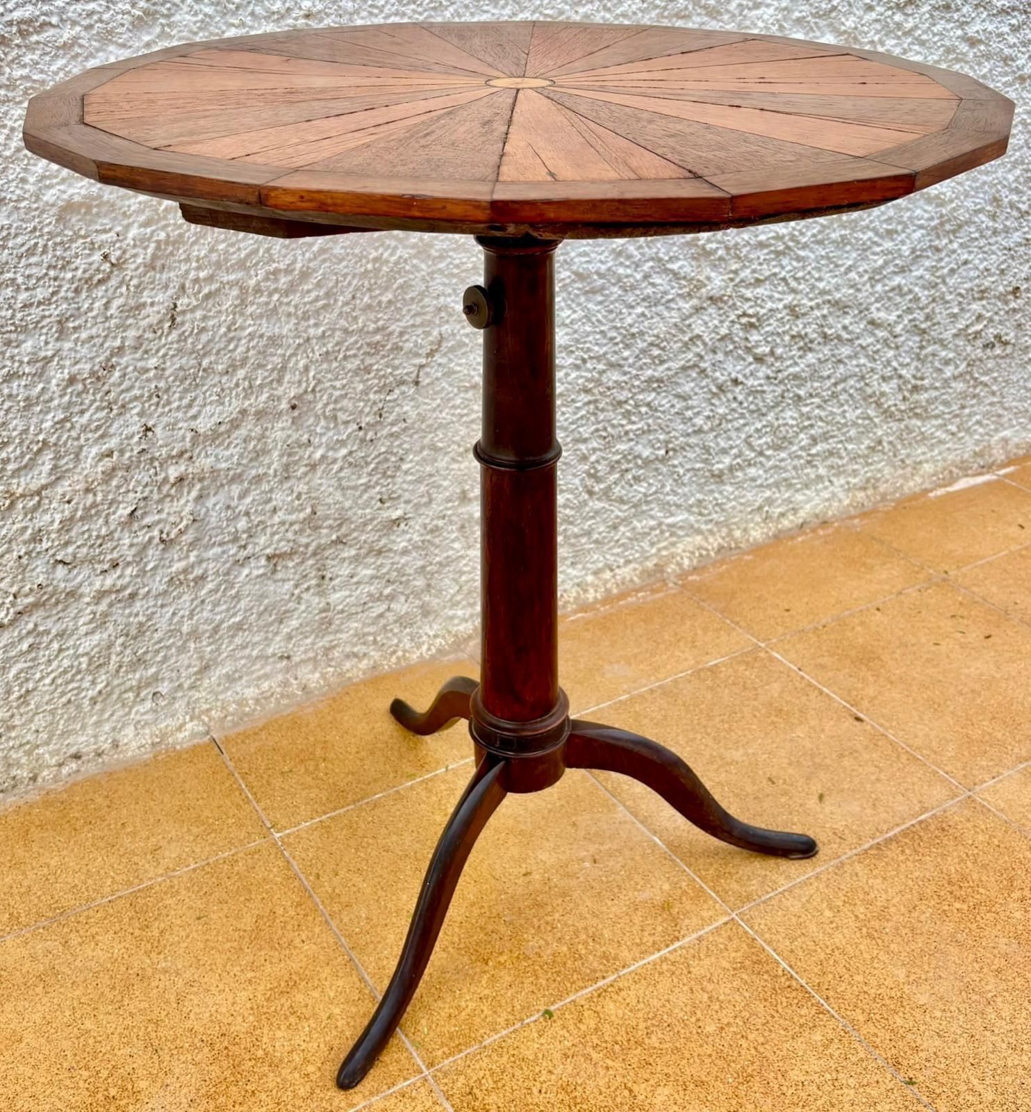 Table d'appoint française ronde pivotante en noyer, début du XXe siècle, années 1940 photo vinterior