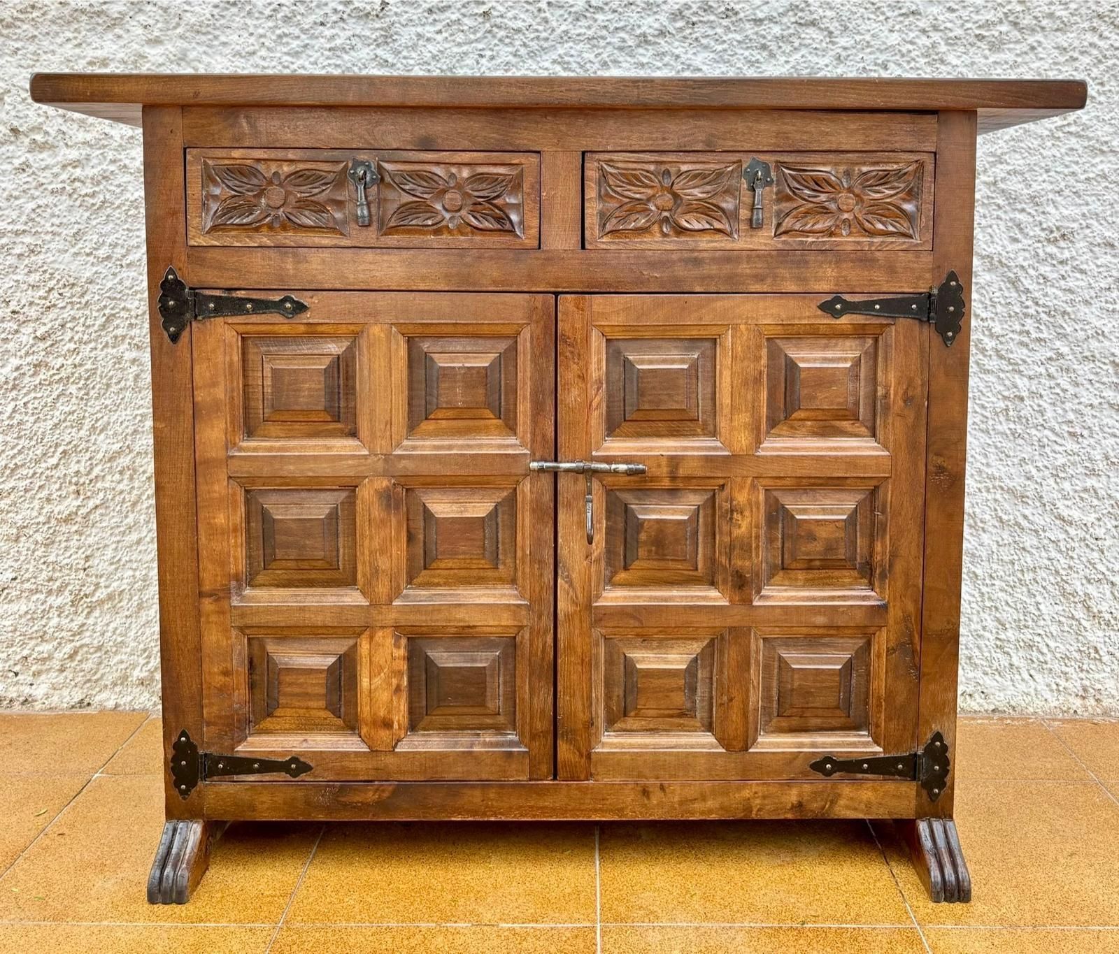 Vaisselier catalan espagnol du XXe siècle, sculpté en noyer, deux tiroirs sculptés, 1 photo furniture
