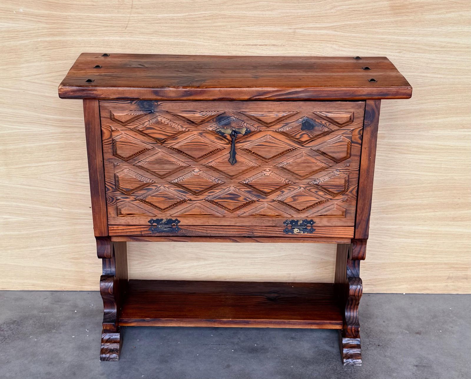 Console rustique à abattant et étagère, début du XXe siècle photo for sale