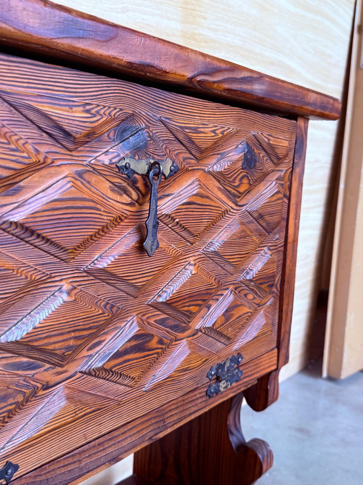 Mobilier Console rustique à abattant et étagère, début du XXe siècle photo