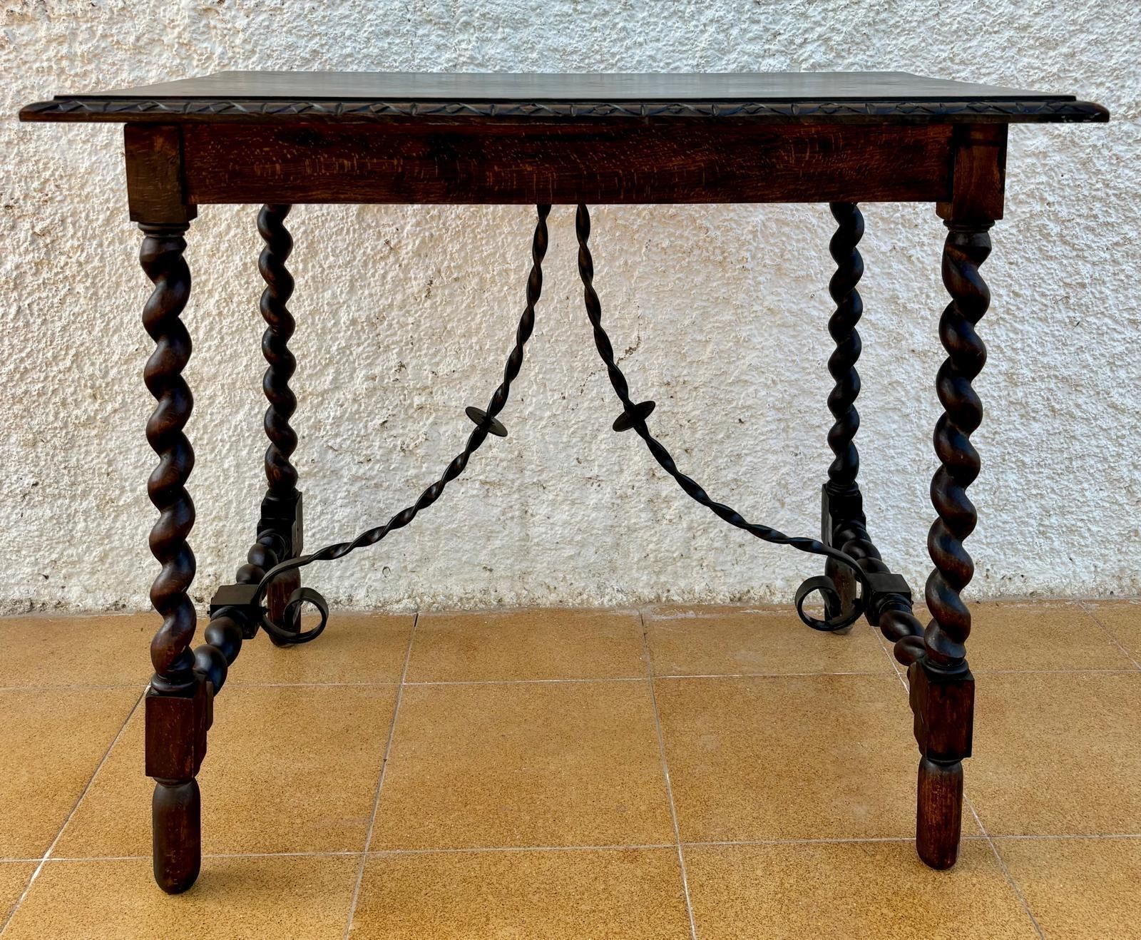 Table d'appoint espagnole XIXe siècle, pieds tournés sculptés et entretoise en fer, 1850 photo furniture