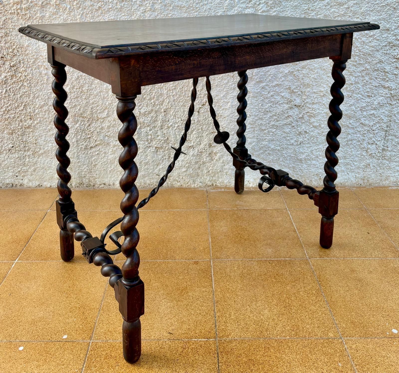 Table d'appoint espagnole XIXe siècle, pieds tournés sculptés et entretoise en fer, 1850 photo for sale