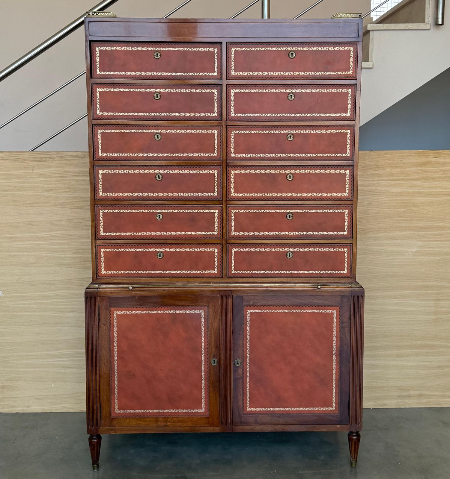 Commode vintage de style Chippendale en cuir gaufré orange, bureau photo for sale