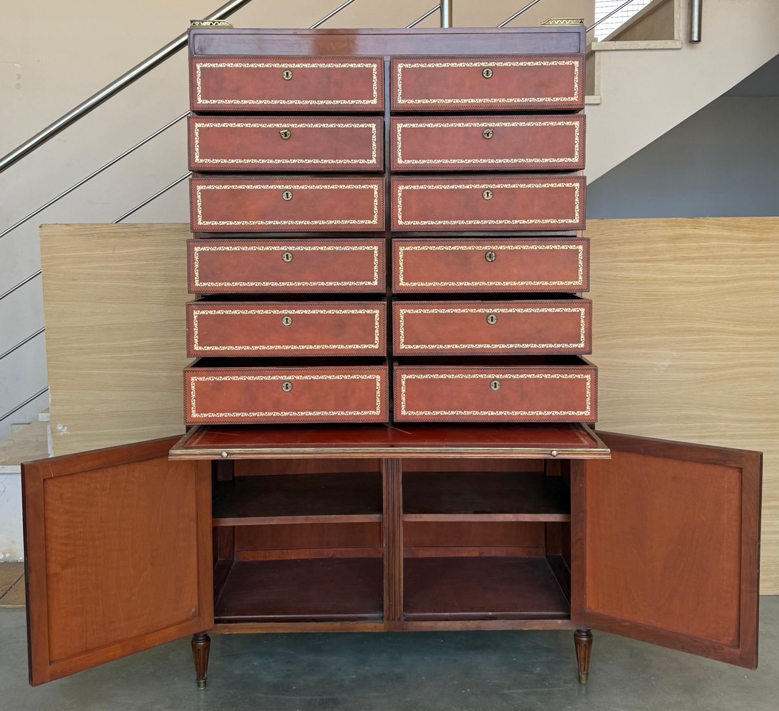 Commode vintage de style Chippendale en cuir gaufré orange, bureau photo vinterior