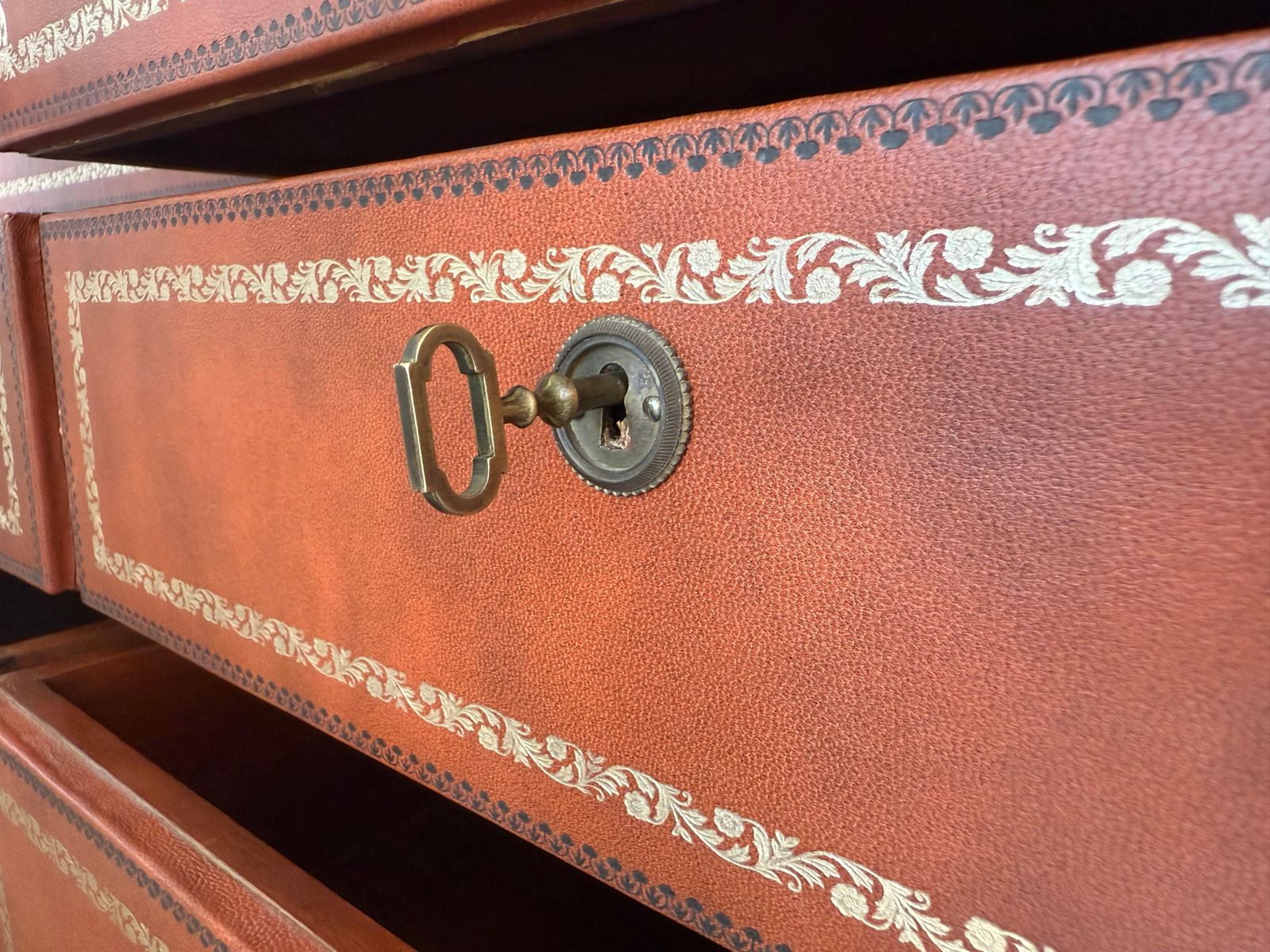 photo buy Commode vintage de style Chippendale en cuir gaufré orange, bureau