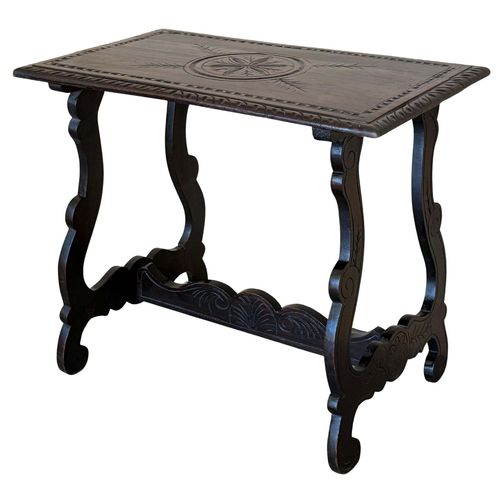 Table d'appoint baroque espagnole aux pieds en lyre et bords sculptés, XIXe siècle