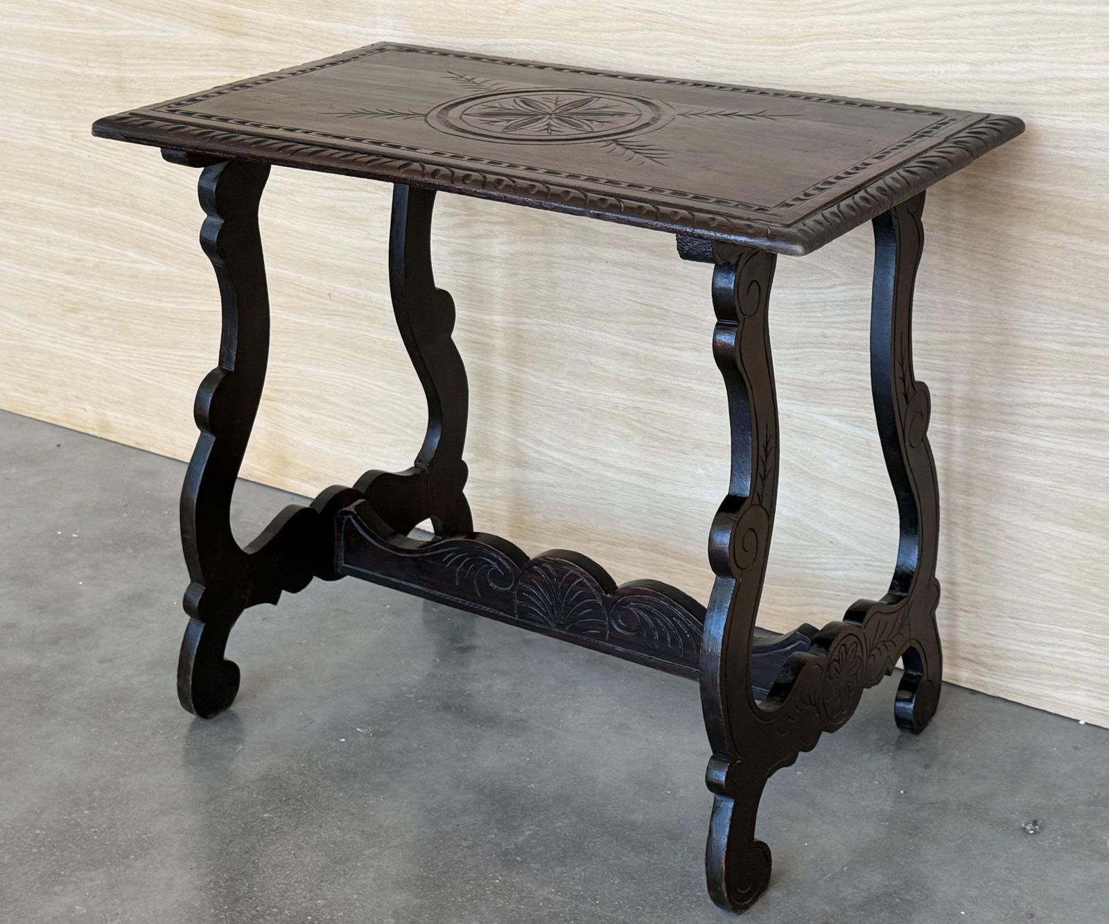 Table d'appoint baroque espagnole aux pieds en lyre et bords sculptés, XIXe siècle photo furniture