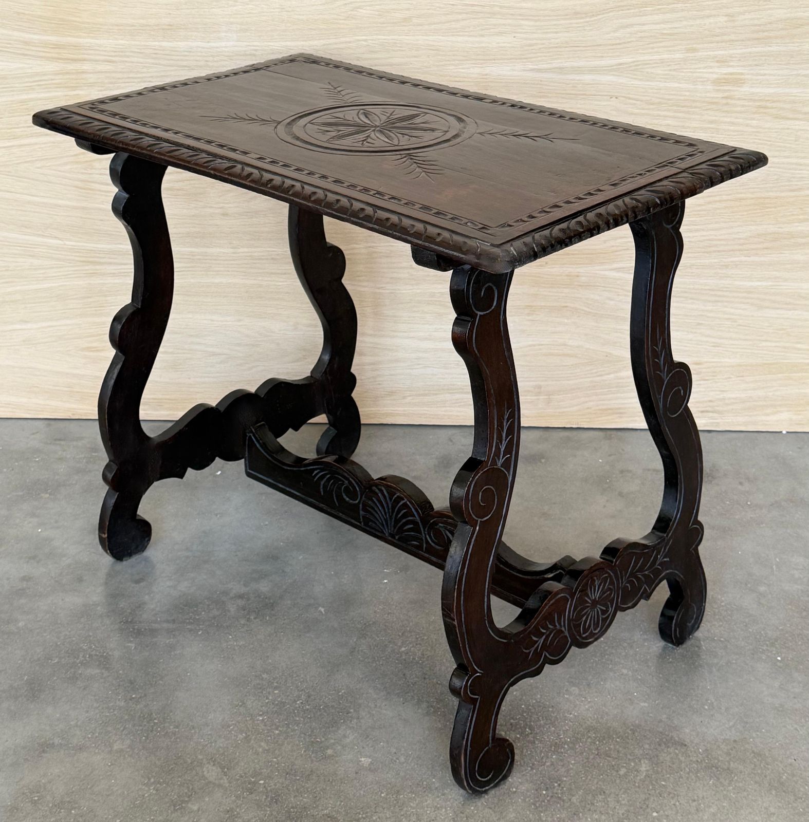 photo furniture Table d'appoint baroque espagnole aux pieds en lyre et bords sculptés, XIXe siècle