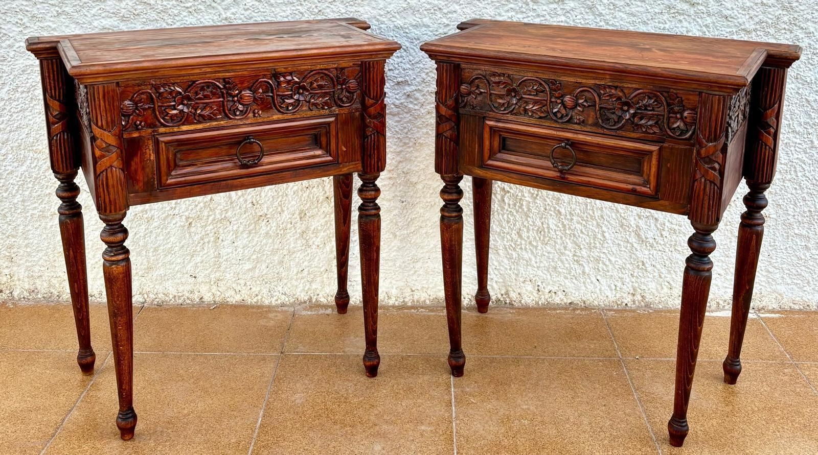 Tables de chevet françaises en bois sculpté, années 1940, lot de 2 photo 2356.0