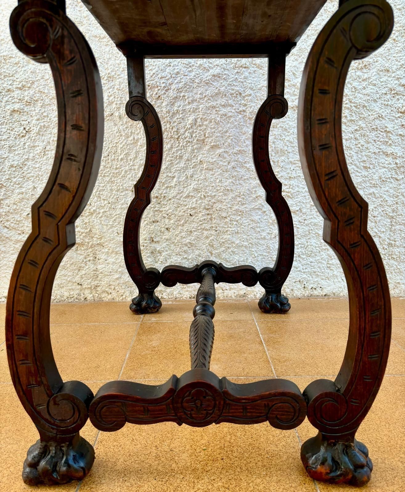 Table d'appoint baroque espagnole, pieds en lyre et plateau en marqueterie, début du XIXe siècle photo buy