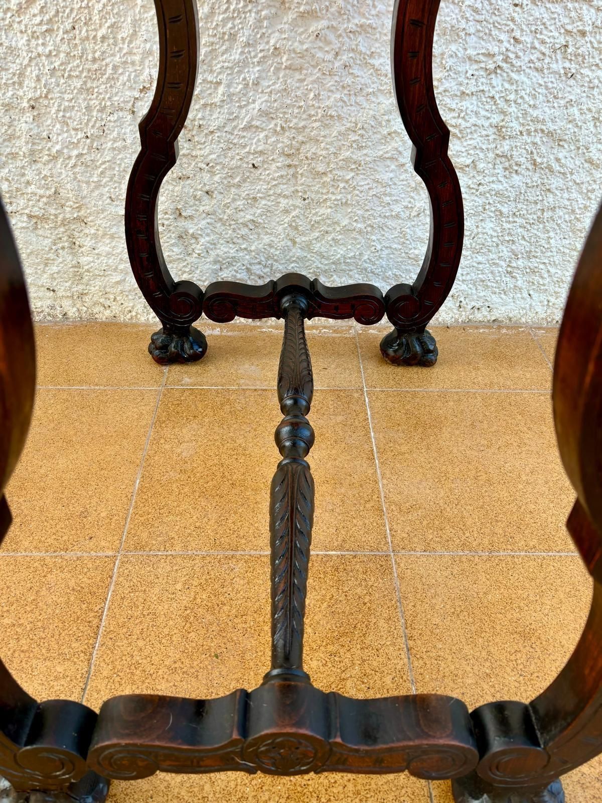 photo furniture Table d'appoint baroque espagnole, pieds en lyre et plateau en marqueterie, début du XIXe siècle