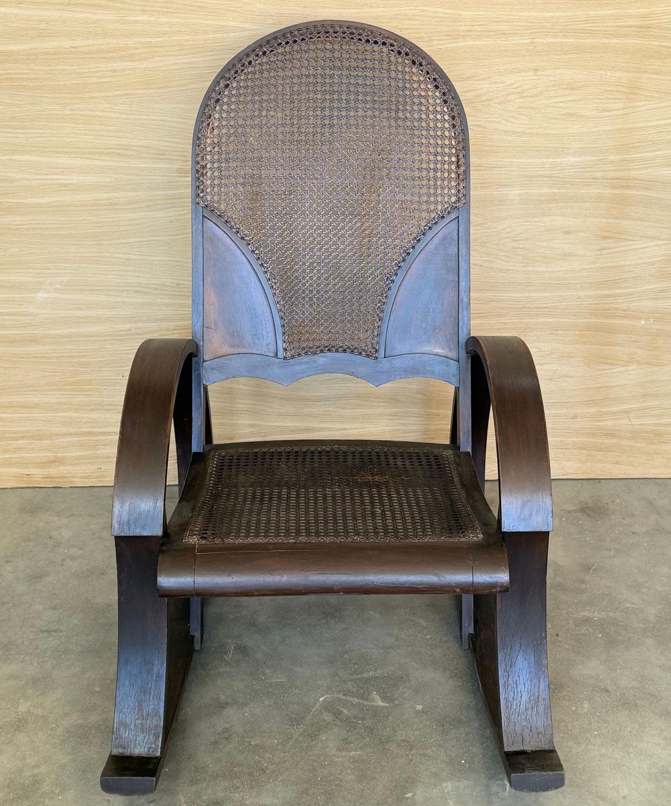 Paire de rocking-chairs en bois courbé, assise et dossier en cannage photo for sale