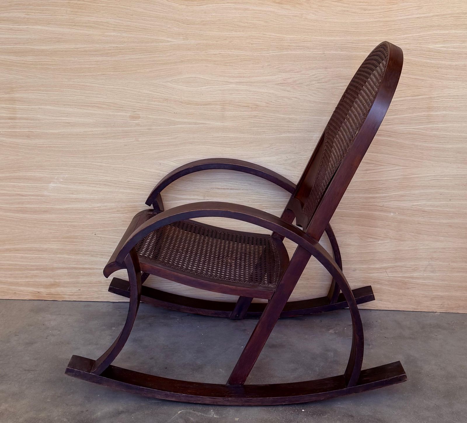 Paire de rocking-chairs en bois courbé, assise et dossier en cannage photo 3570.0