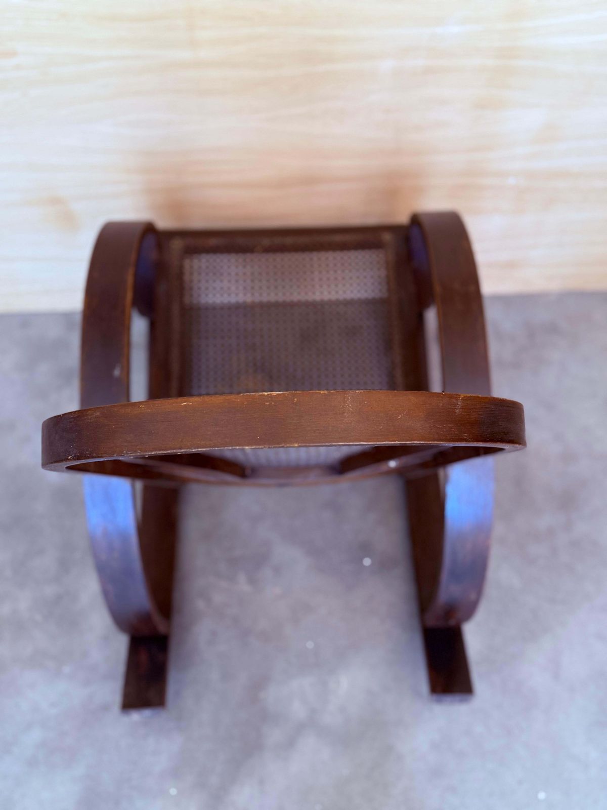 photo furniture Paire de rocking-chairs en bois courbé, assise et dossier en cannage