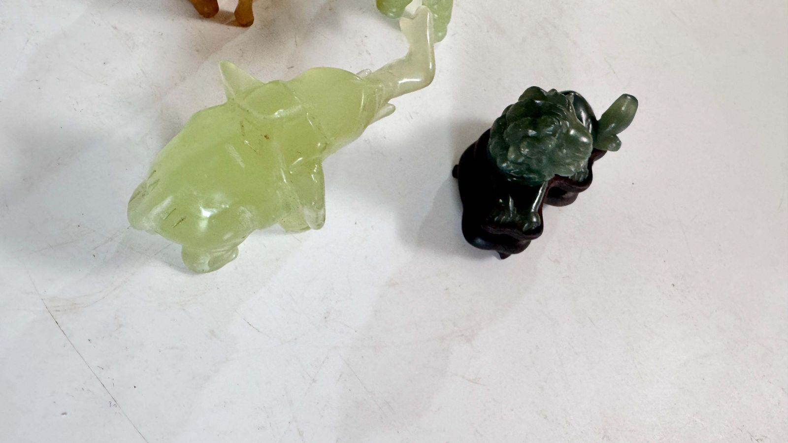Set Of 4 Chinese Animal Figurines In Jade And Onyx – Elephants, Lion & Dog, 20th photo Home Decor