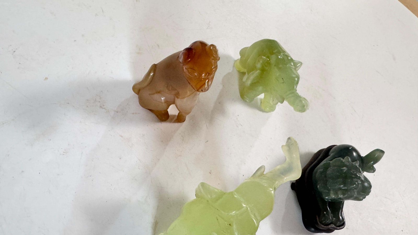 Set Of 4 Chinese Animal Figurines In Jade And Onyx – Elephants, Lion & Dog, 20th photo 302.0