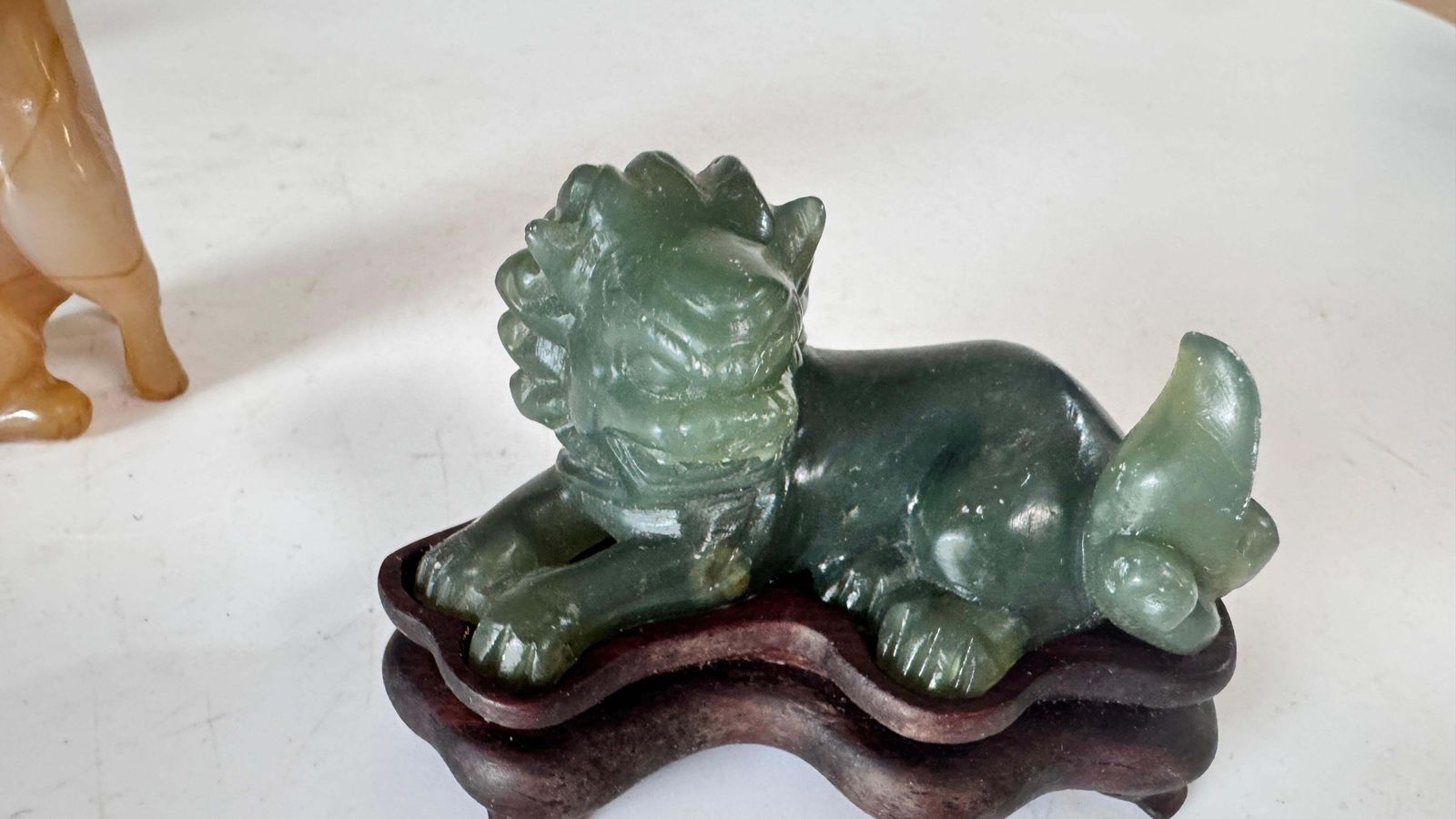 photo vintage Set Of 4 Chinese Animal Figurines In Jade And Onyx – Elephants, Lion & Dog, 20th