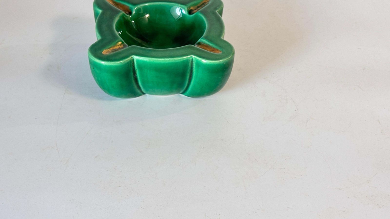 1940s French Art Deco Green Ceramic Ashtray With Gilded Details, Four Cigarette photo vinterior
