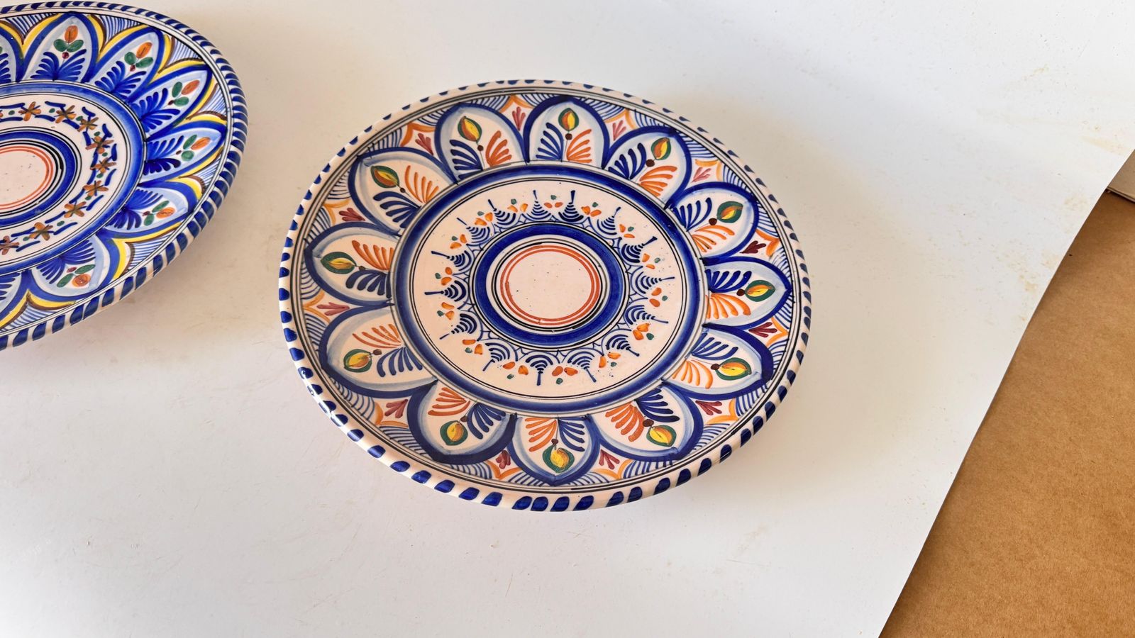 photo vintage Pair Of Large Italian Decorative Plates Or Serving Dishes, Hand Painted, 1970s