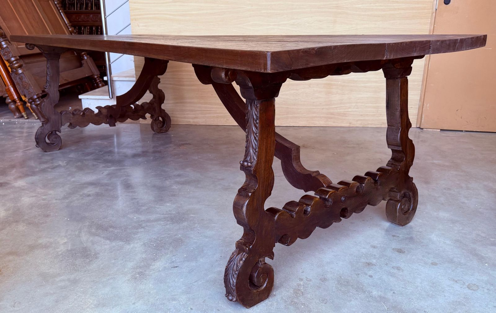 Grande table à manger ou de bureau espagnole du XVIIIe siècle, pieds sculptés et entretoise en fer photo Mobilier