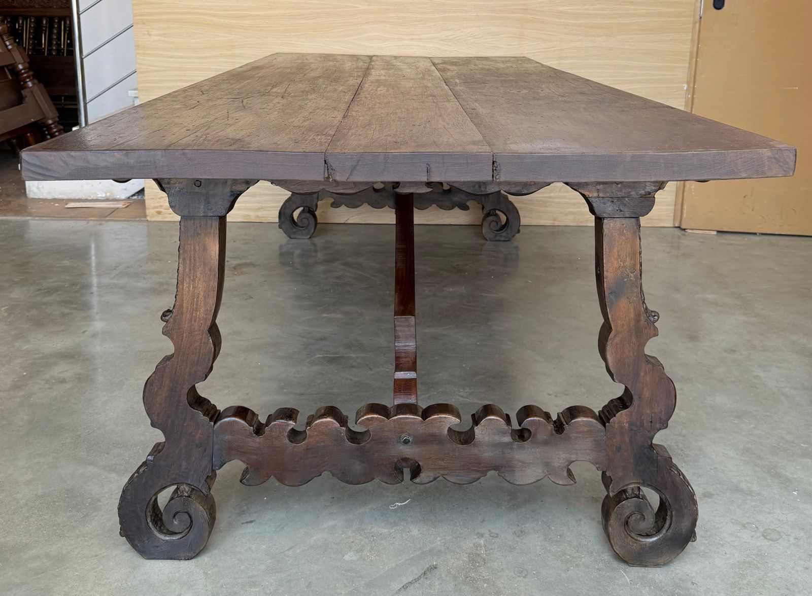 Grande table à manger ou de bureau espagnole du XVIIIe siècle, pieds sculptés et entretoise en fer photo 13576.0