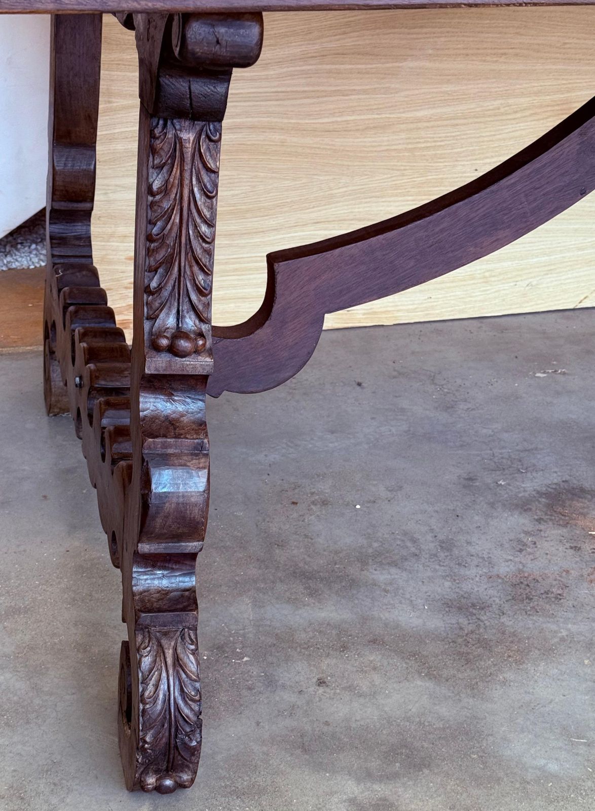 Grande table à manger ou de bureau espagnole du XVIIIe siècle, pieds sculptés et entretoise en fer photo buy