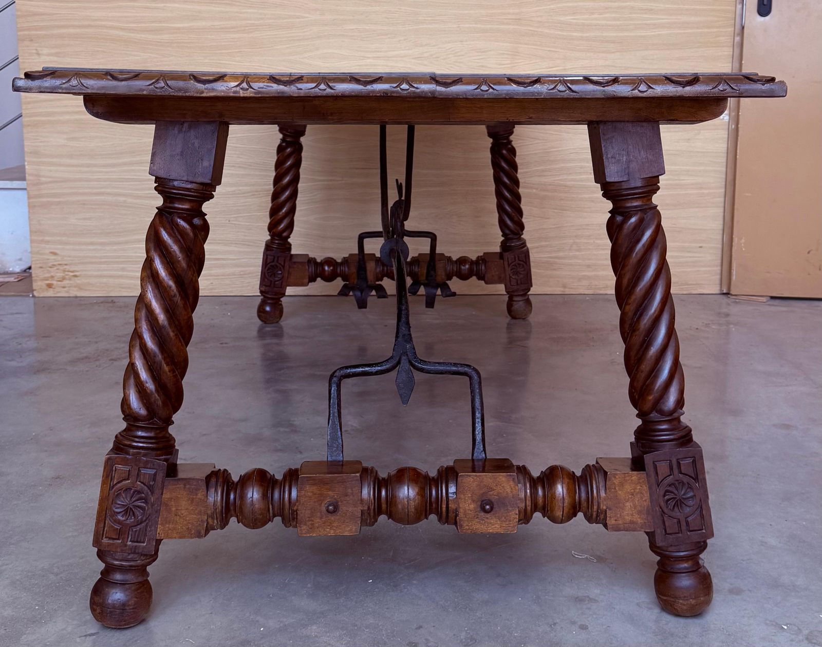 photo furniture Grande table à manger ou de bureau espagnole à pieds salomoniques et entretoise en fer, XVIIIe siècle