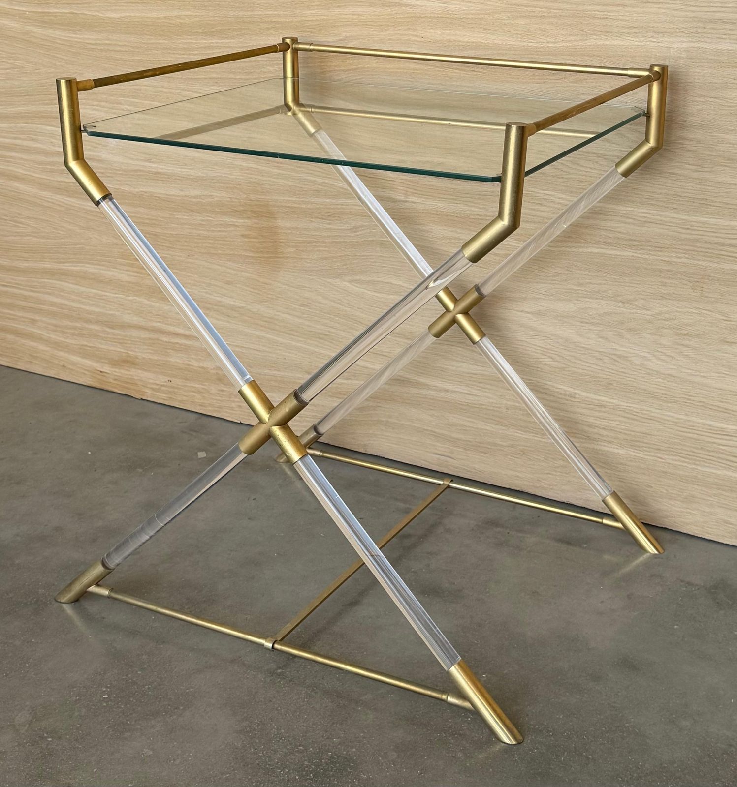 Table de service ou table d'appoint mid-century modern en laiton et lucite, à piétement en X photo vinterior