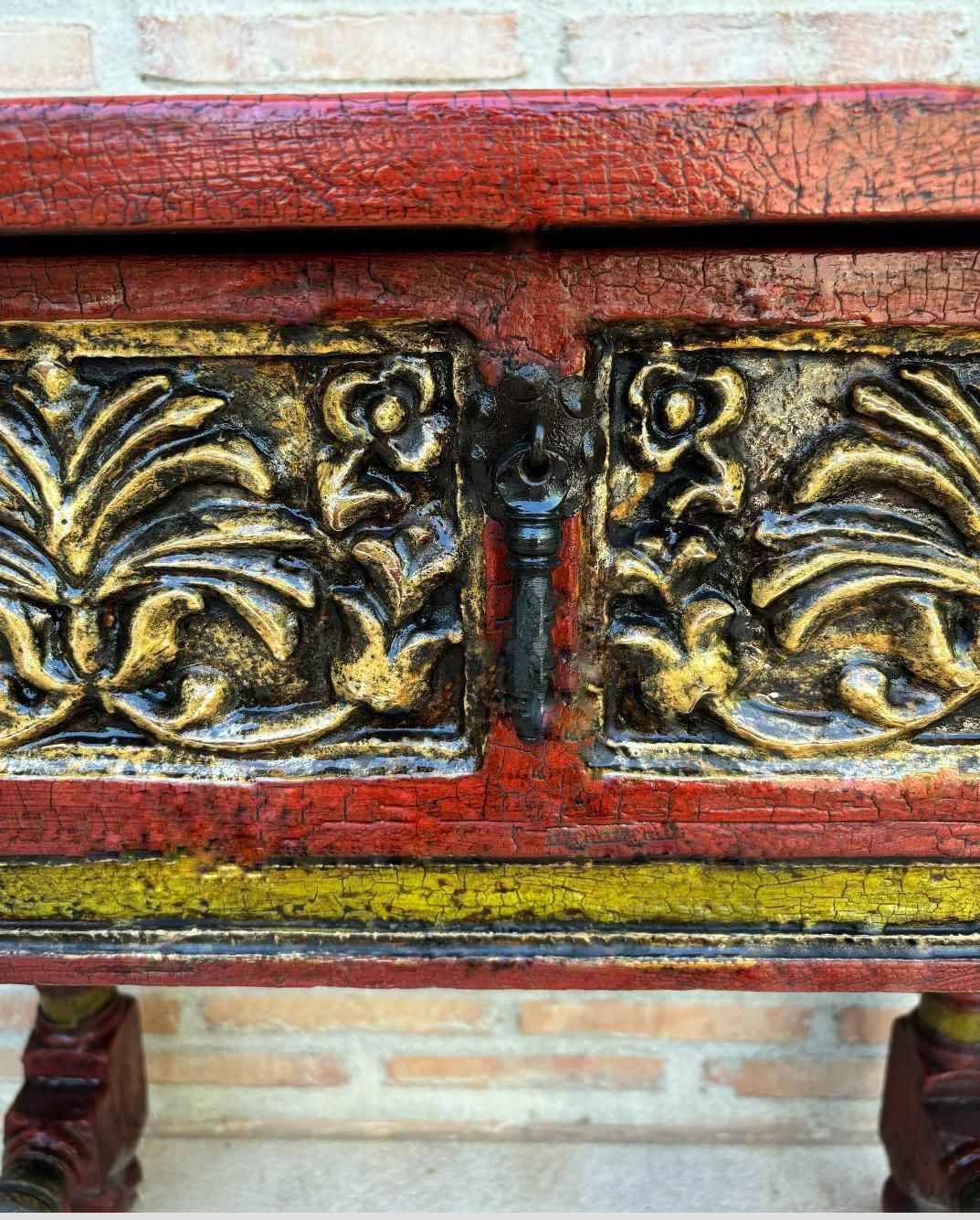 Console laquée rouge à dorures et tablier sculpté, années 1940 photo buy