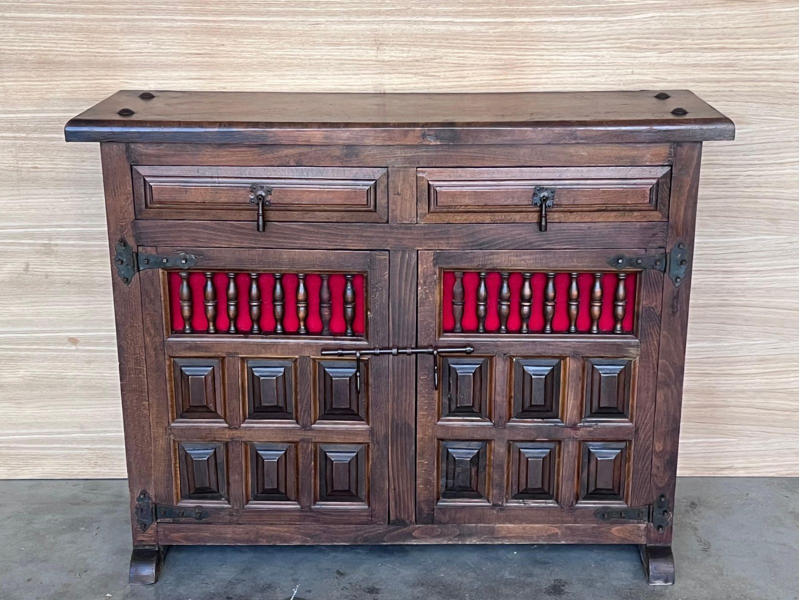 Commode espagnole en noyer sculpté, tables de chevet ou console étroite, années 1920 photo furniture