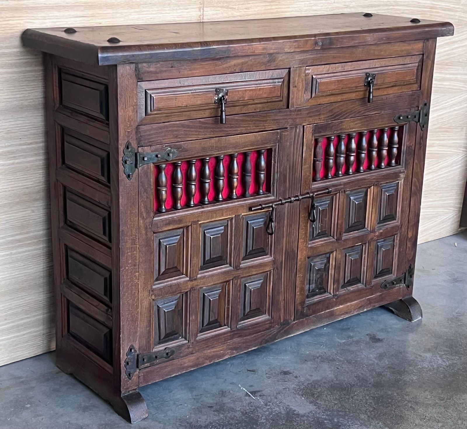 Commode espagnole en noyer sculpté, tables de chevet ou console étroite, années 1920 photo for sale
