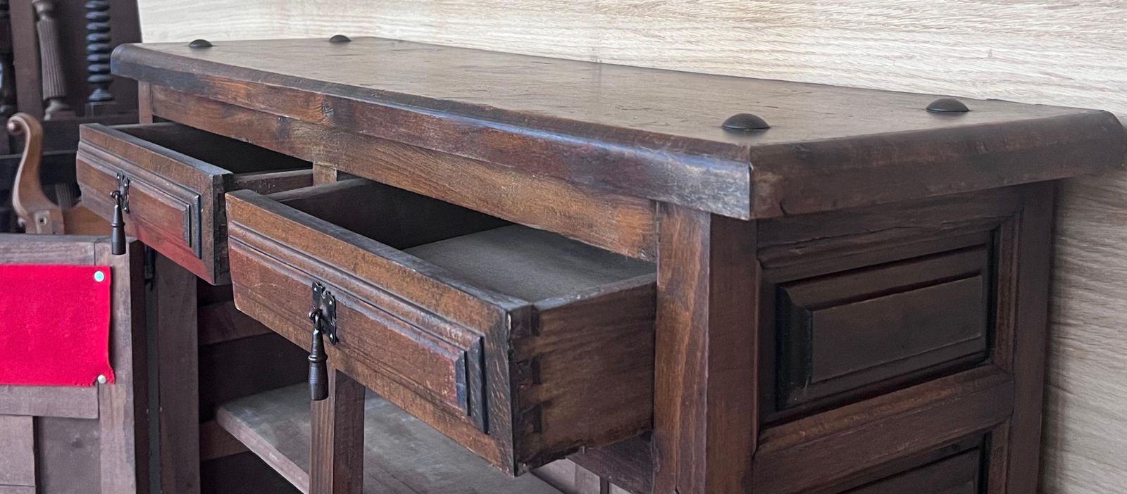 Commode espagnole en noyer sculpté, tables de chevet ou console étroite, années 1920 photo buy