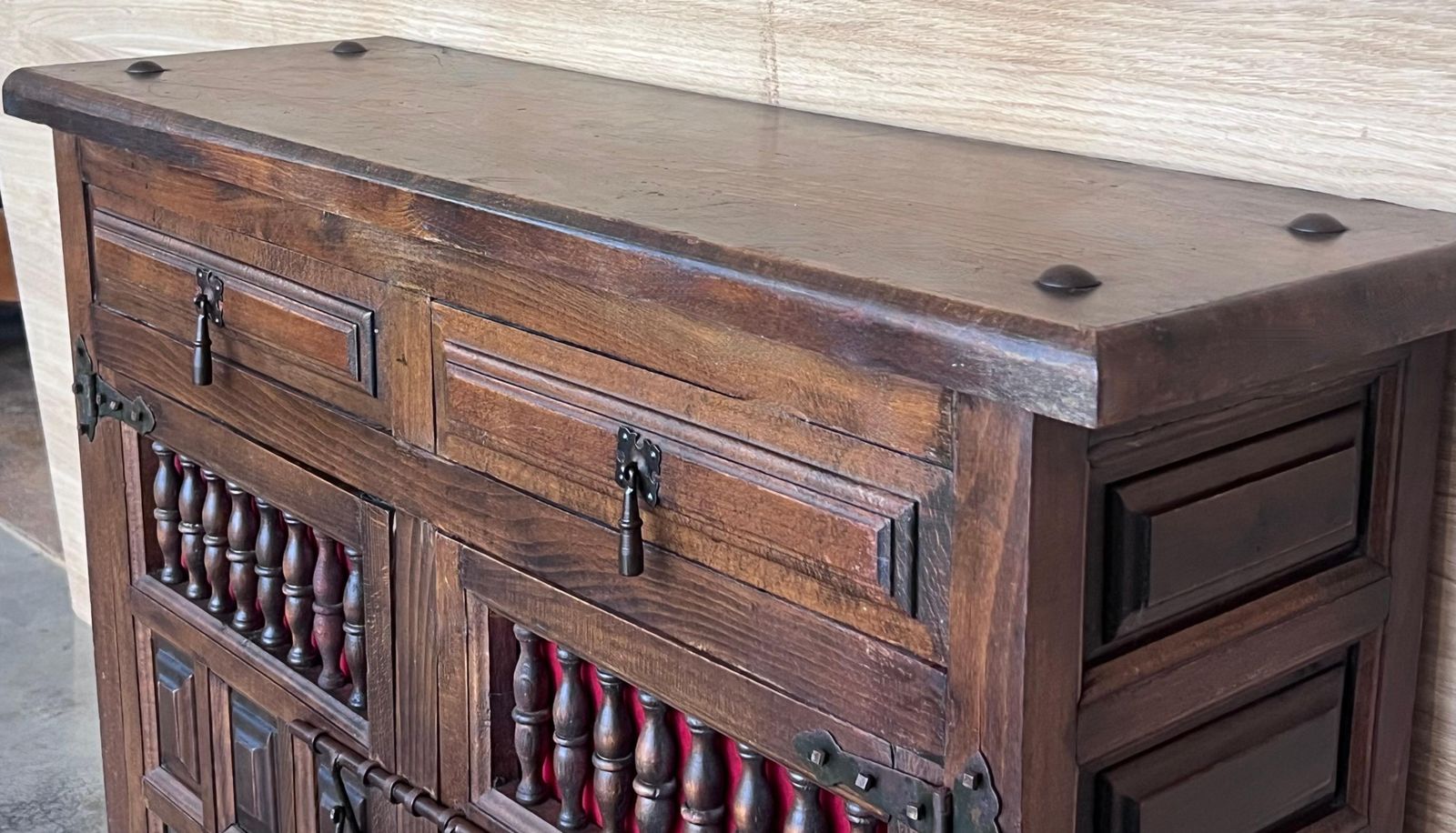 Commode espagnole en noyer sculpté, tables de chevet ou console étroite, années 1920 photo vintage