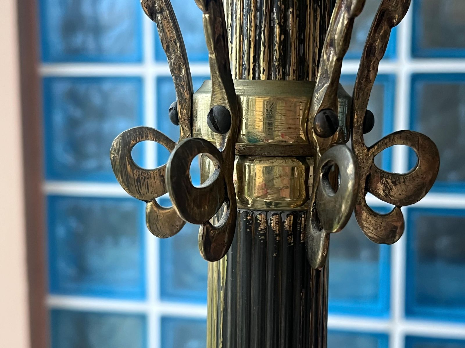 photo for sale Portemanteau Art Nouveau Belle Époque en bronze et laiton bruni, pieds Grifone en bronze
