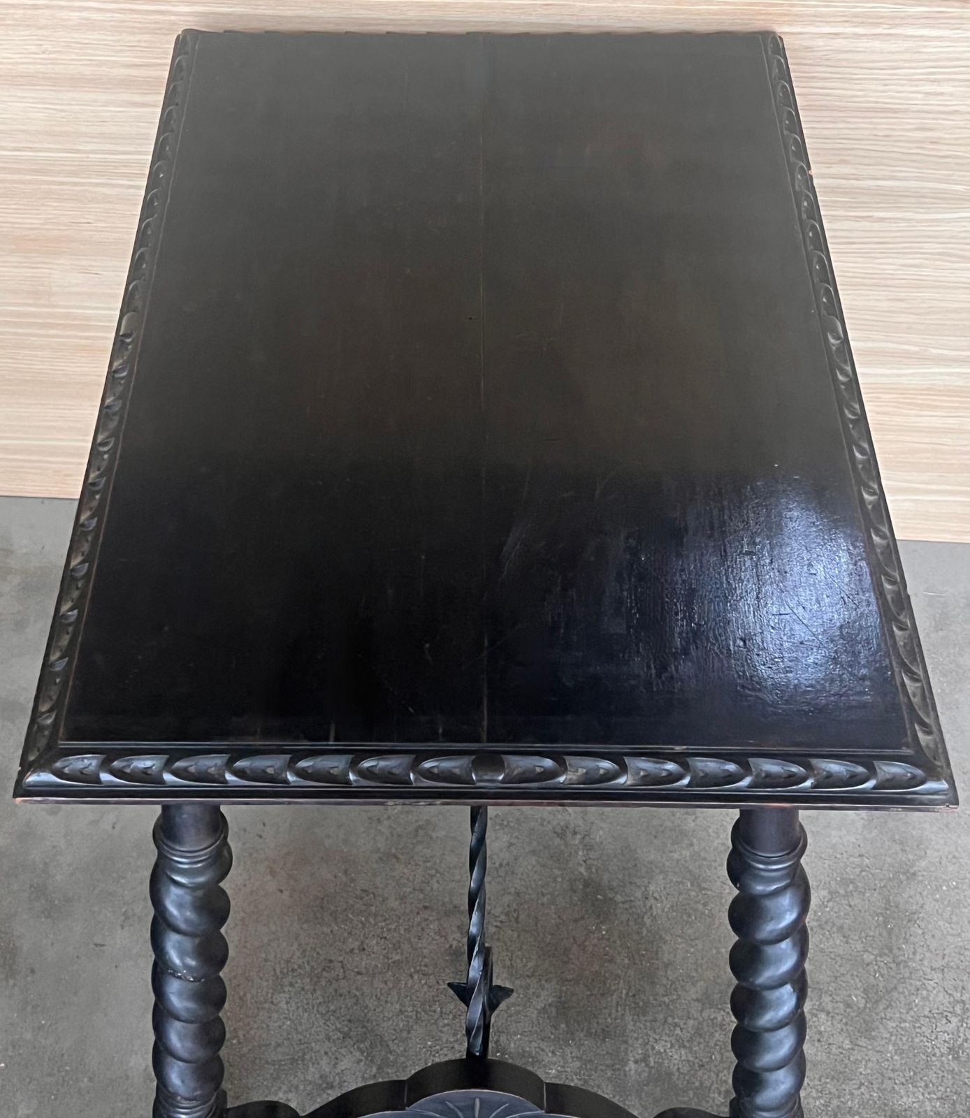 Table d'appoint espagnole du XIXe siècle, pieds tournés et entretoise en fer photo vintage