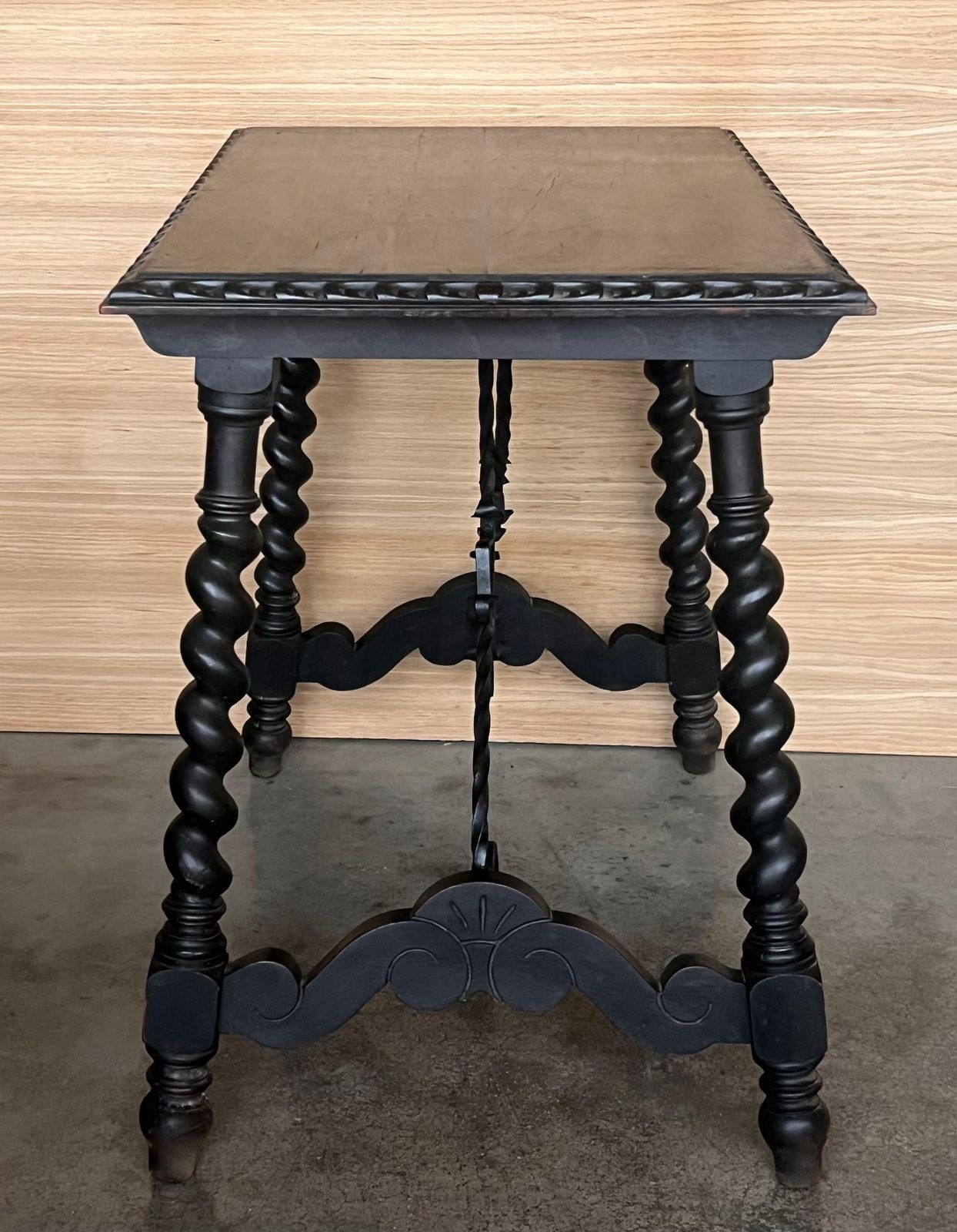2576.0 Table d'appoint espagnole du XIXe siècle, pieds tournés et entretoise en fer photo