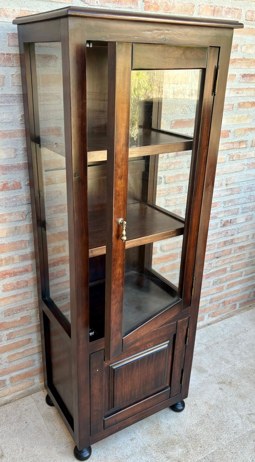 Vitrine mid-century française en noyer et verre, 1950 photo buy