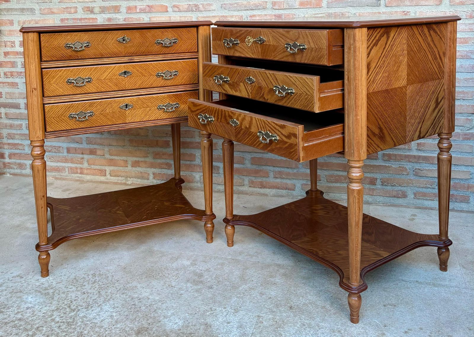 photo furniture Tables de chevet fin du XXe siècle à trois tiroirs et étagère ouverte