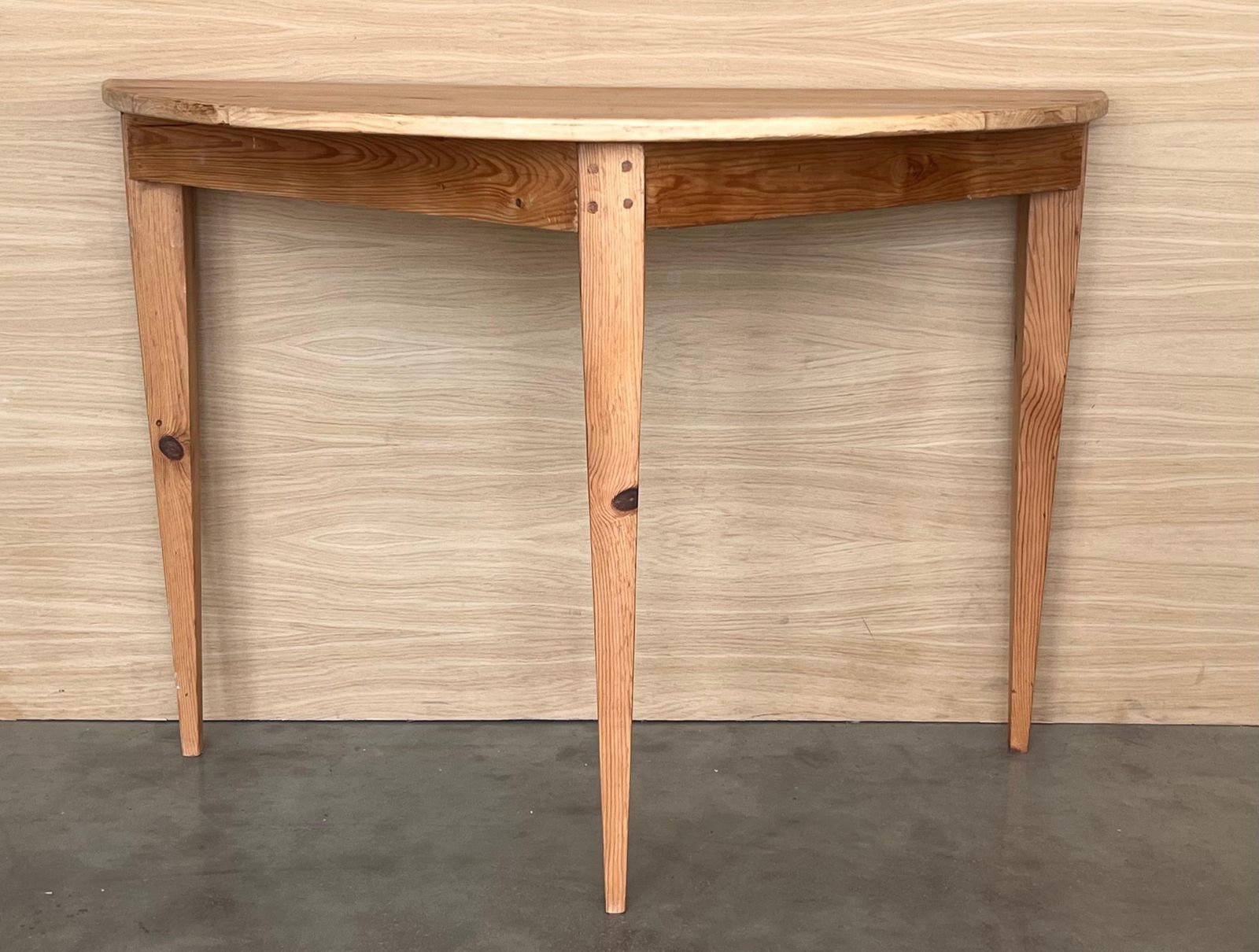 Console demi-lune espagnole en pin, haute. Deux disponibles photo furniture