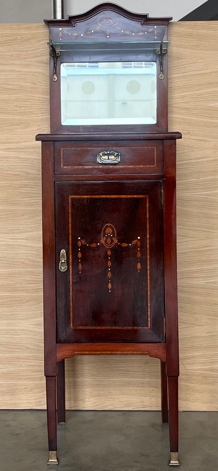 Paire de tables de chevet Art Nouveau en noyer, crête et étagère en verre, début du XXe siècle photo buy