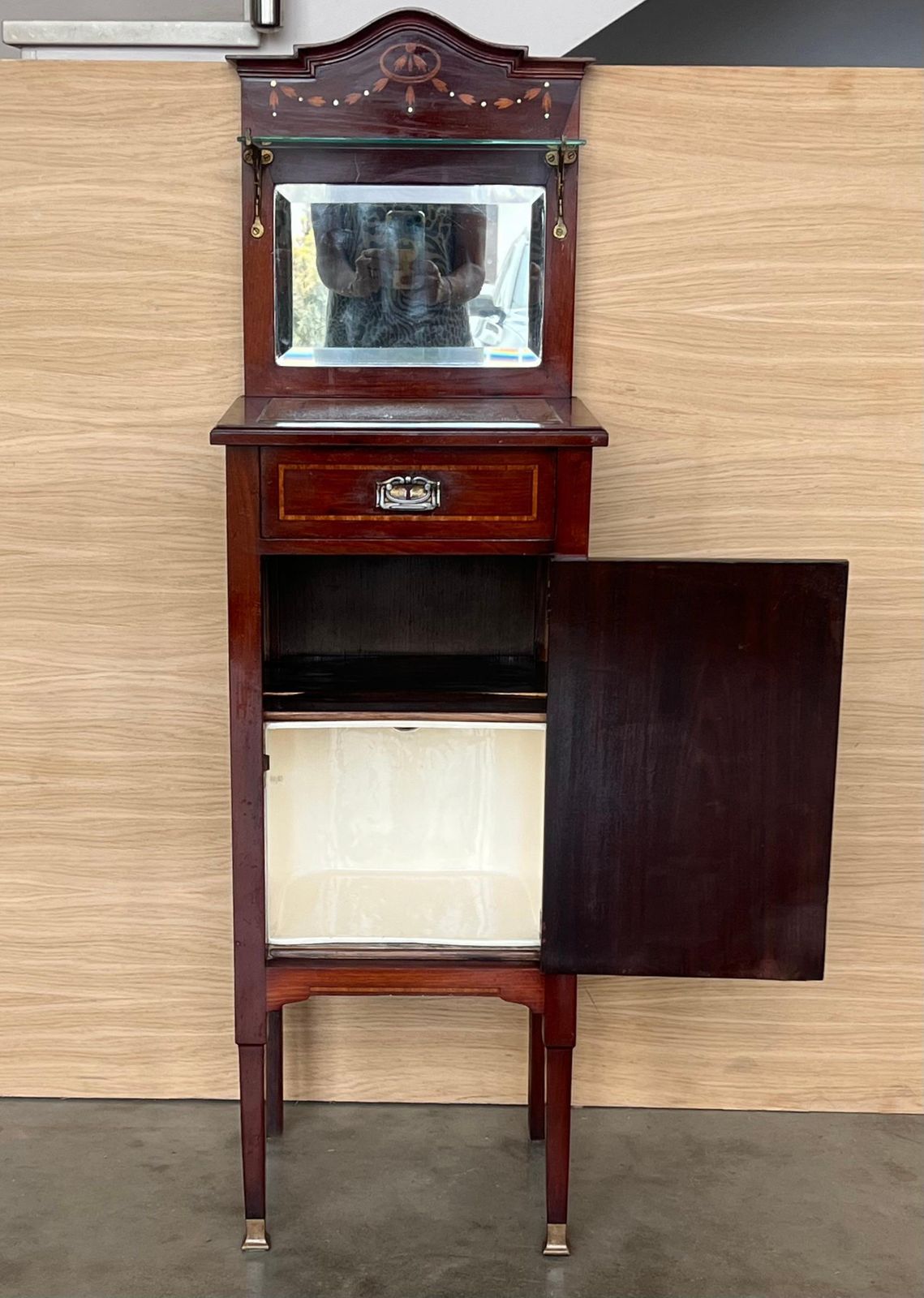 Paire de tables de chevet Art Nouveau en noyer, crête et étagère en verre, début du XXe siècle photo vintage