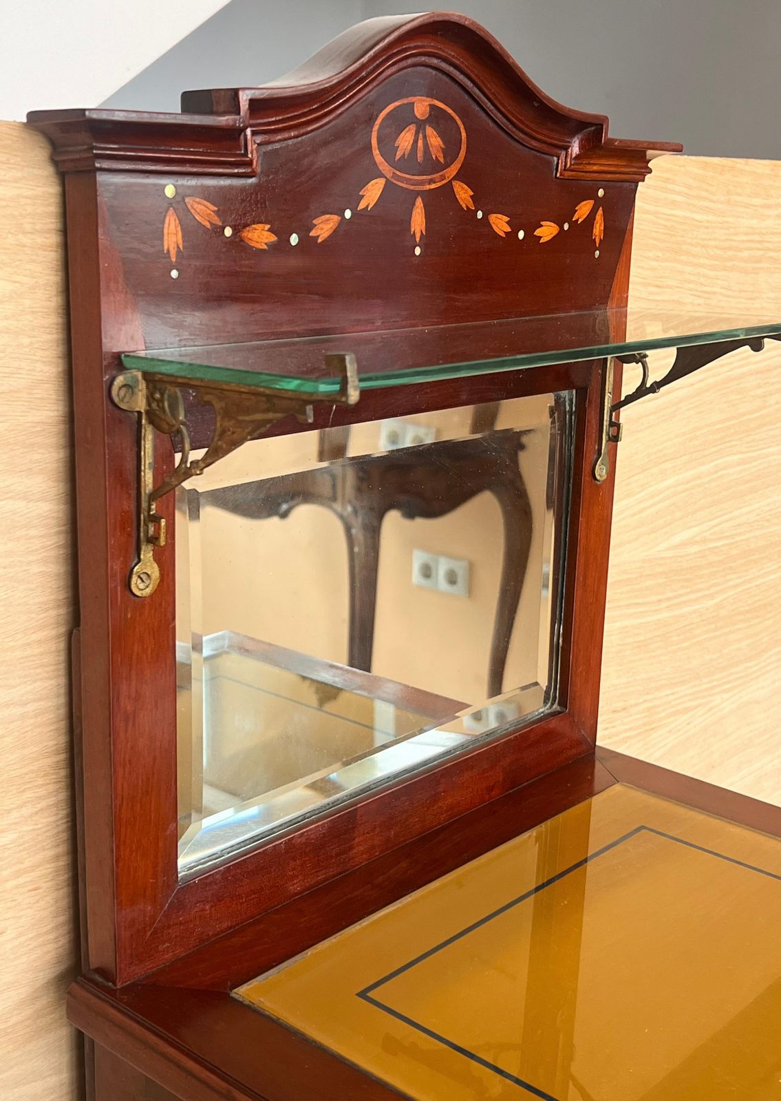 photo for sale Paire de tables de chevet Art Nouveau en noyer, crête et étagère en verre, début du XXe siècle