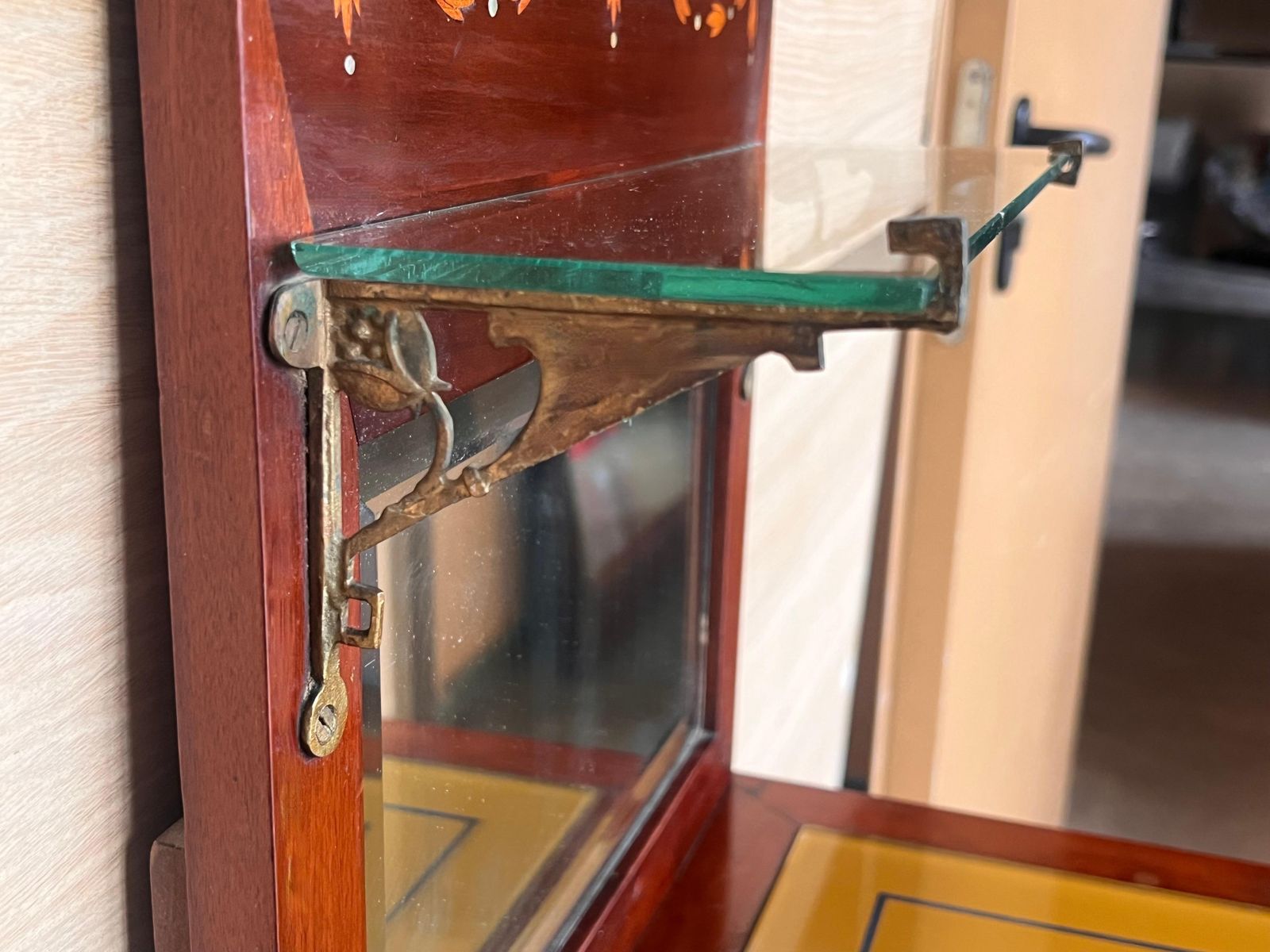 Mobilier Paire de tables de chevet Art Nouveau en noyer, crête et étagère en verre, début du XXe siècle photo