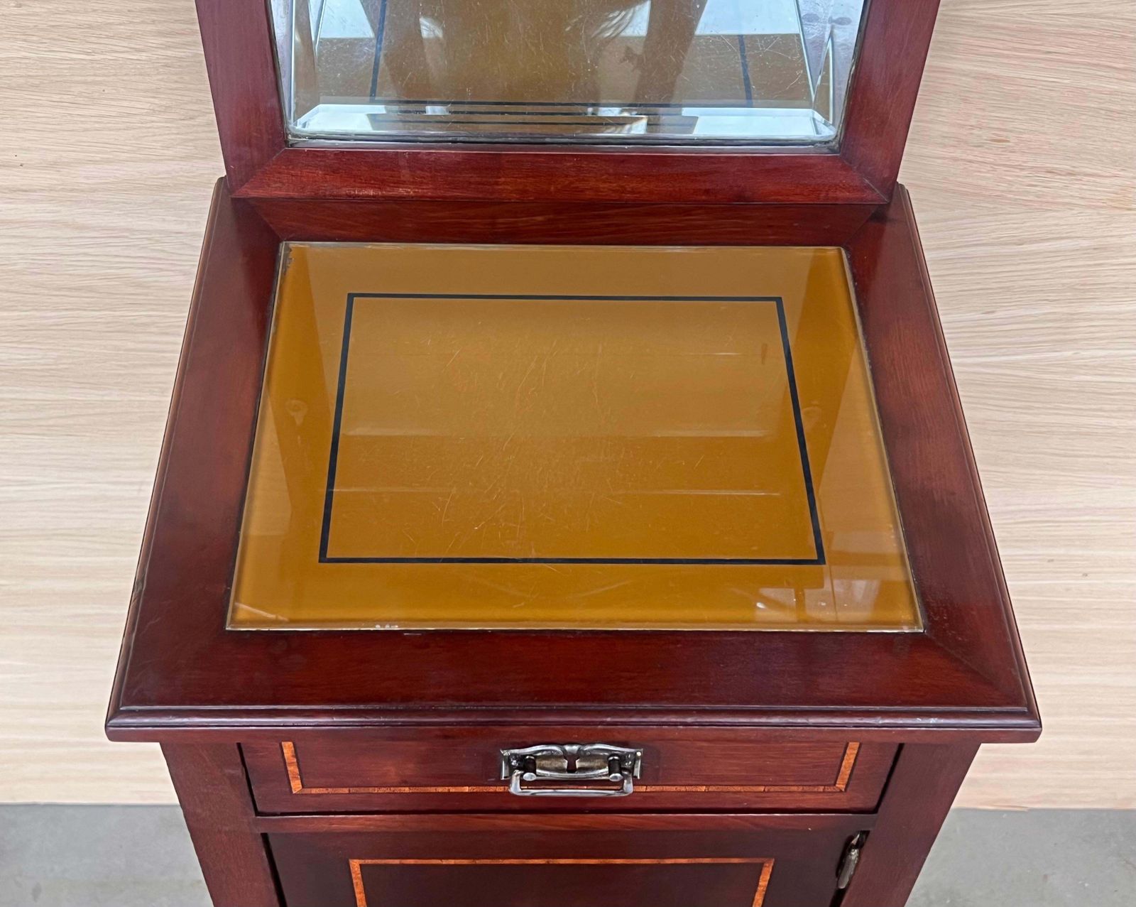 2720.0 Paire de tables de chevet Art Nouveau en noyer, crête et étagère en verre, début du XXe siècle photo