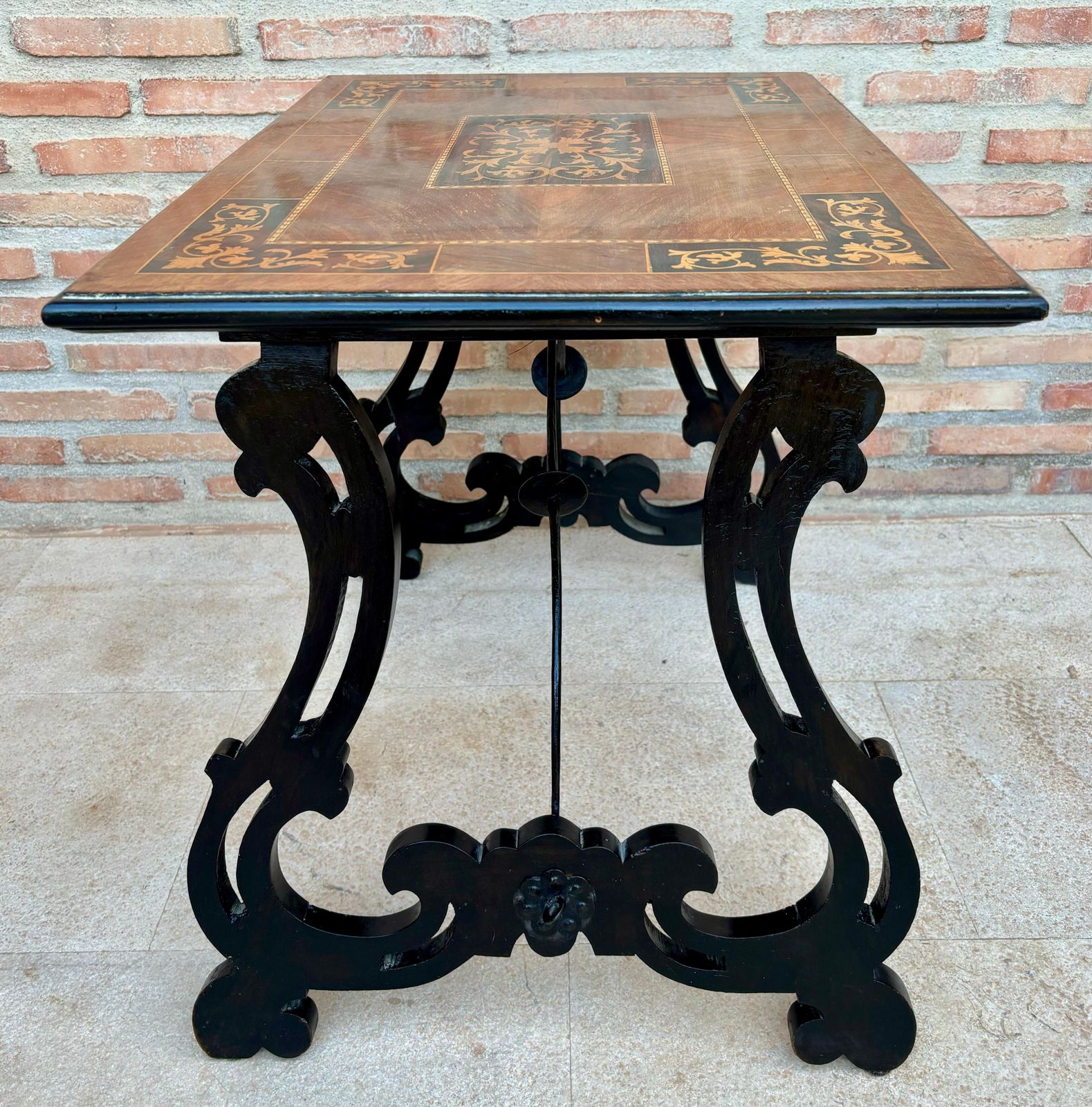 Table d'appoint baroque espagnole, pieds en lyre et plateau en marqueterie, 1850 photo vinterior