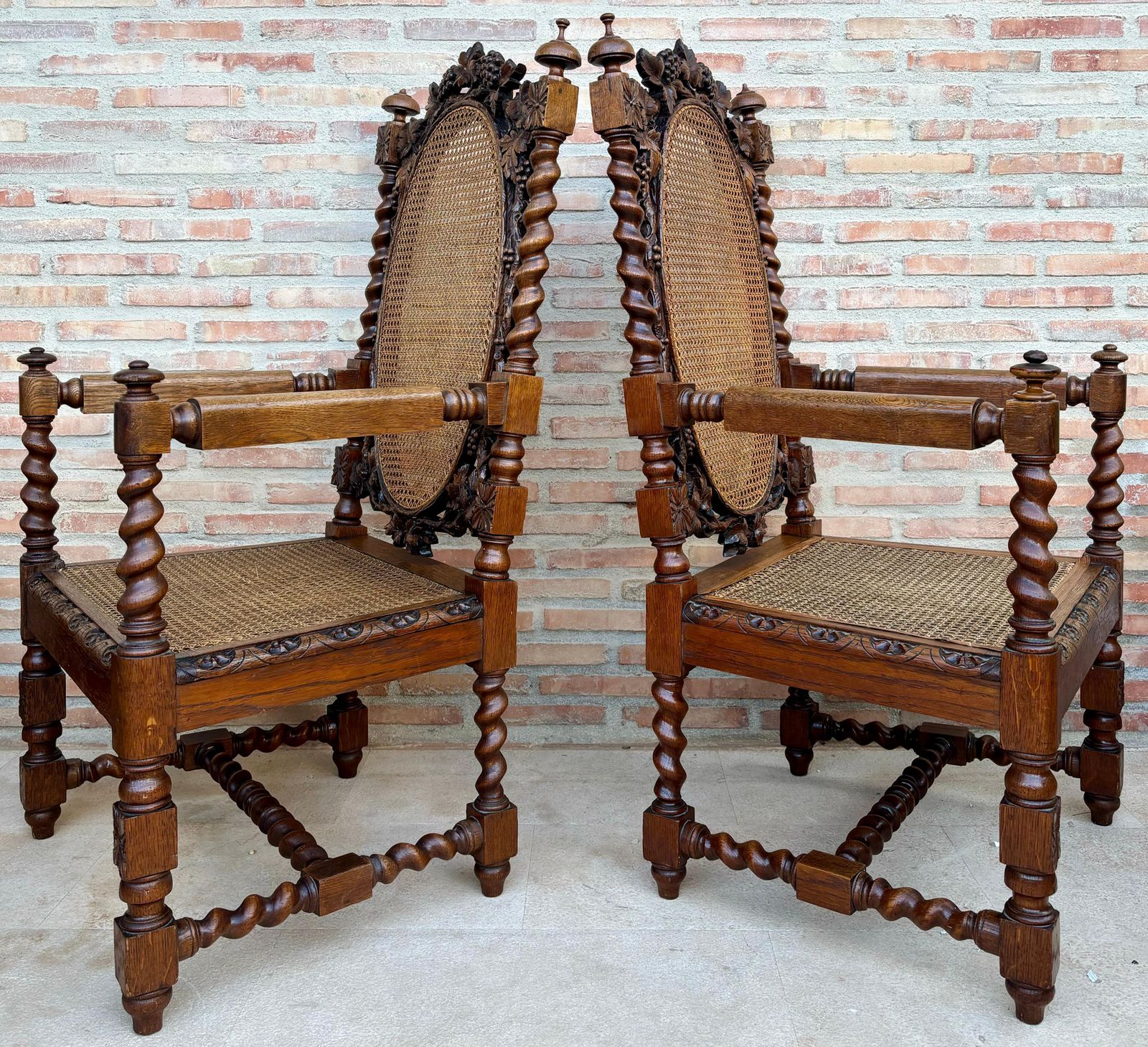 Fauteuils en noyer, France, années 1890, lot de 2 photo furniture